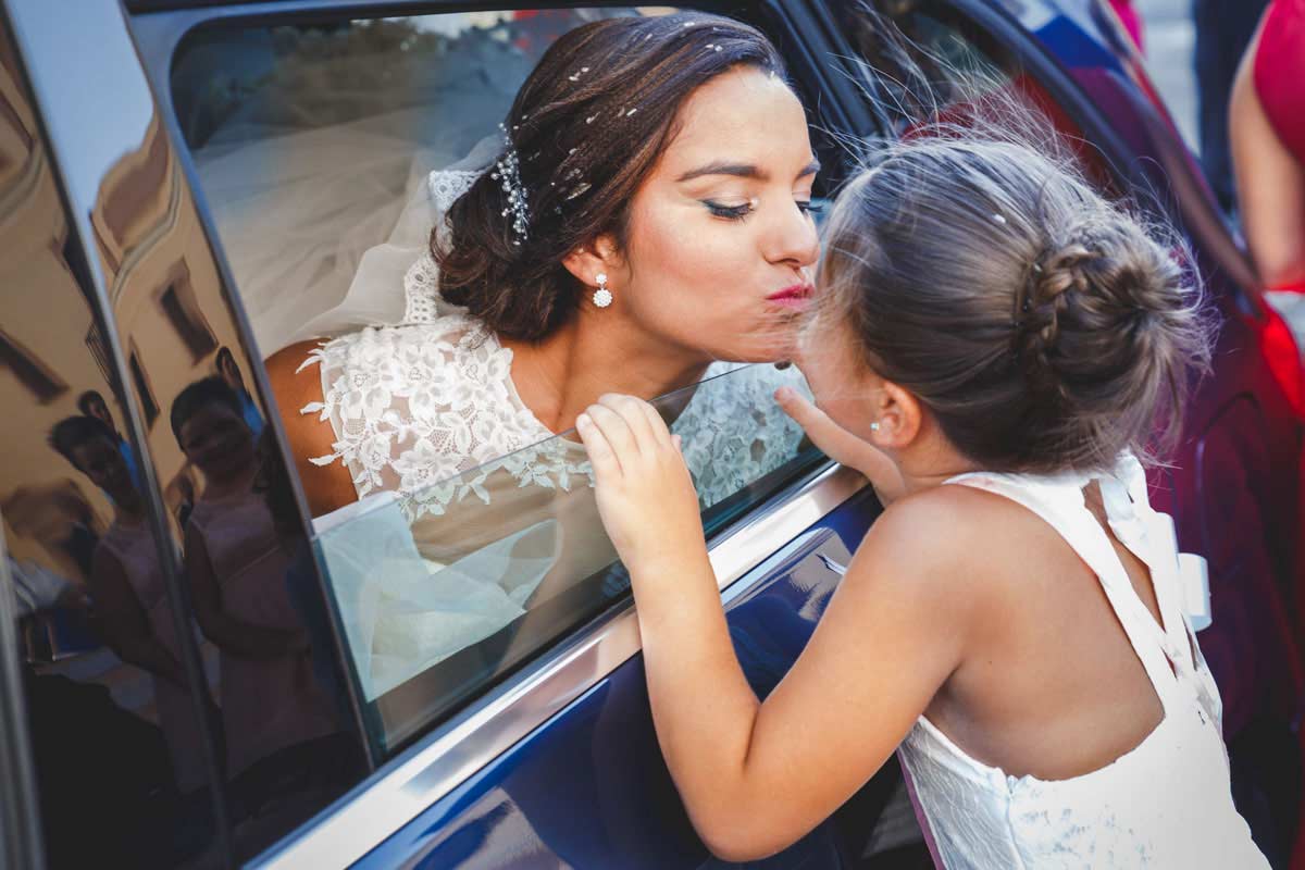 novia en el coche besando a la niña